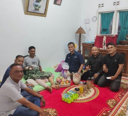 Pengurus SPS Aceh Besuk Muslem, Wartawan Media NAD yang Alami Kecelakaan