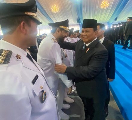 Presiden Prabowo Rangkul dan Jabat Tangan Mualem di Istana Kepresidenan
