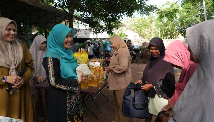 DWP USK Berikan Sembako untuk Penyapu Jalan di Lingkungan Kampus