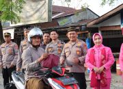 Bulan Penuh Berkah,Polres Aceh Besar Bagikan Takjil Kepada Masyarakat Pengguna Jalan