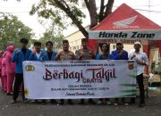 Polres Aceh Besar Bersama Mahasiswa ISBI Aceh Bagikan Takjil Ramadhan Kepada Pengguna Jalan