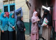 Wakil Ketua TP-PKK Aceh Besar Door to Door Serahkan Bantuan Sosial untuk Warga Kurang Mampu 