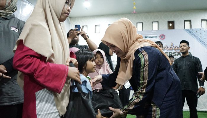Istri Wagub Bagi Bingkisan dan Buka Puasa Bersama Anak Yatim