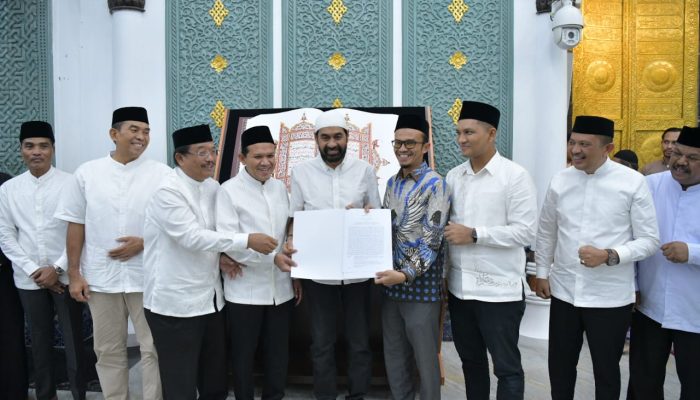 Bertepatan Malam Nuzulul Qur’an, Mualem Lauching Instruksi Gubernur untuk Wajibkan ASN dan Masyarakat Salat Fardhu Berjamaah