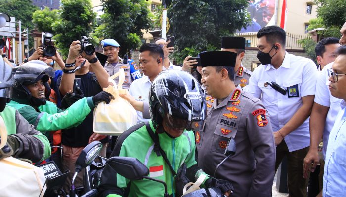 Masyarakat Antusias saat Kapolri Turun Langsung Berbagi Takjil