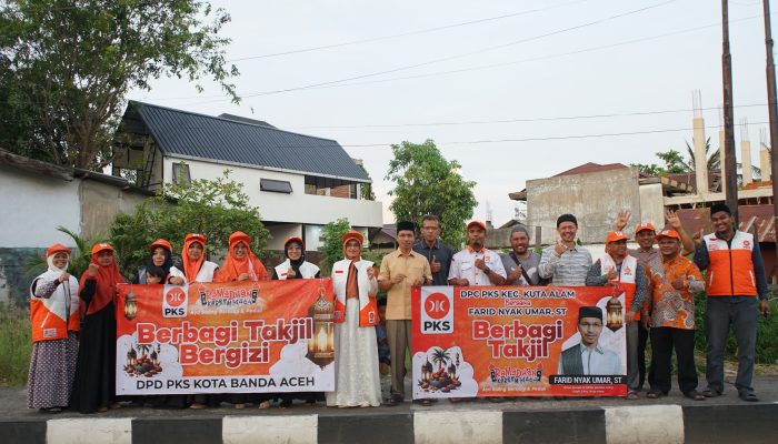 Farid Nyak Umar dan Kader PKS Banda Aceh Bagikan Takjil On The Road
