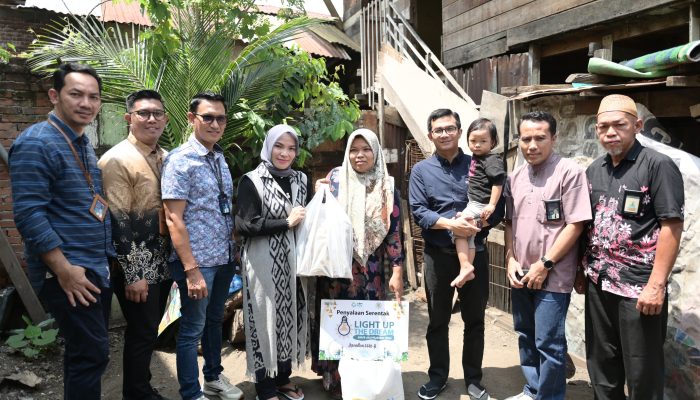 Irwansyah Bantu Pemasangan Meteran Listrik bagi Warga Kurang Mampu di Neusu Aceh