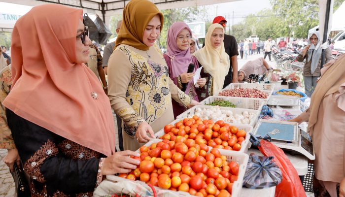 Istri Gubernur Aceh Apresiasi Pasar Tani yang Digelar oleh Distanbun Aceh