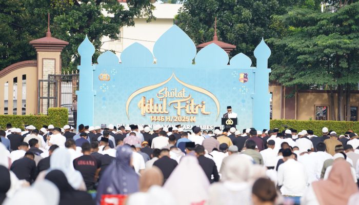Wakapolri dan PJU Polri Laksanakan Salat Ied di Lapangan Bhayangkara