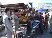 Ciptakan Suasana Nyaman, Satpol PP dan WH Aceh Besar Awasi Pedagang Takjil