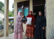 Wakil Ketua TP-PKK Aceh Besar Door to Door Serahkan Bantuan Sosial untuk Warga Kurang Mampu