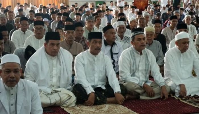Wakil Bupati Aceh Besar Shalat Idul Fitri Bersama Masyarakat di Masjid Al Munawwarah Kota Jantho