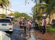 Belum Sebulan Menjabat Kapolsek KBJ, AKP Winarto Lakukan Aksi Tambal Jalan Bersama Personel