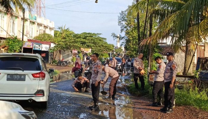 Belum Sebulan Menjabat Kapolsek KBJ, AKP Winarto Lakukan Aksi Tambal Jalan Bersama Personel