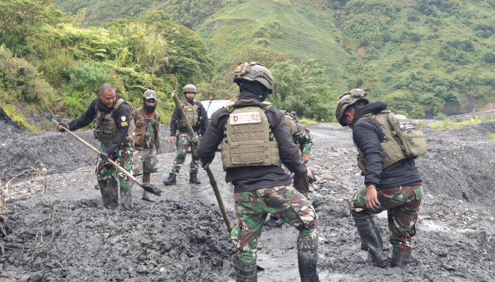 Satgas Pamtas RI-PNG Yonif 112/DJ Kodam IM Bantu bersihkan material longsor di Puncak Jaya
