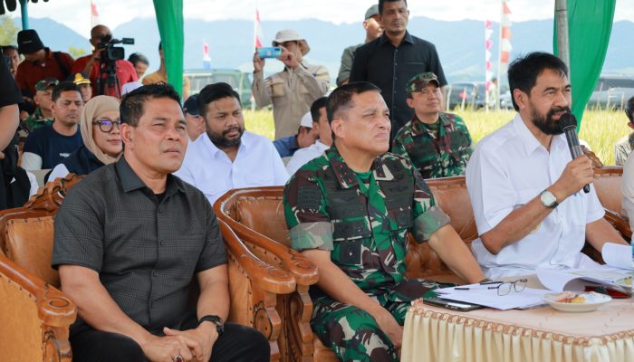 Syech Muharram Dampingi Gubernur Aceh Panen Raya Serentak Nasional di Gampong Lam Carak Seulimeum