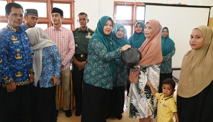 Ketua TP-PKK Aceh Besar Salurkan Bantuan untuk Anak Asuh Stunting di Kecamatan Kuta Cot Glie