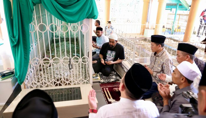 Mualem ke Labuhan Haji, Silaturahmi dengan Abuya Amran dan Ziarah Makam Abuya Muda Waly
