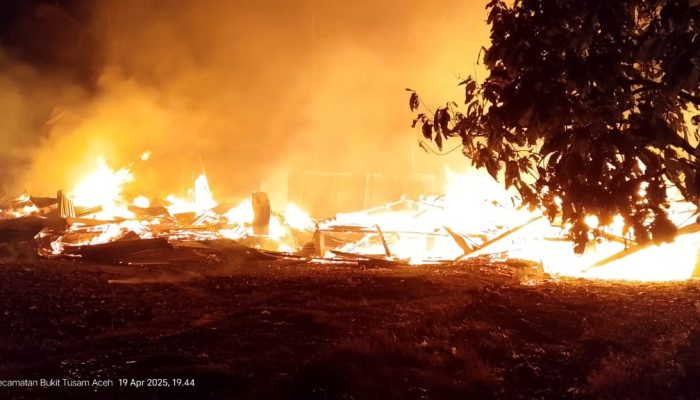 Kebakaran di Tualang Baru, Rumah dan Mushalla Hangus Dimangsa Api