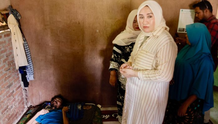 Marlina Jenguk Dua Warga Lumpuh di Pidie, Akan Fasilitasi Pengobatan ke Banda Aceh