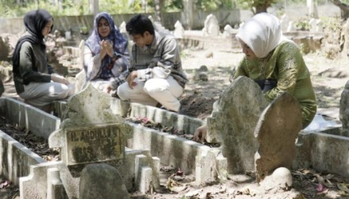Ketua TP PKK Aceh Berziarah ke Makam Ayah di Momen Idulfitri