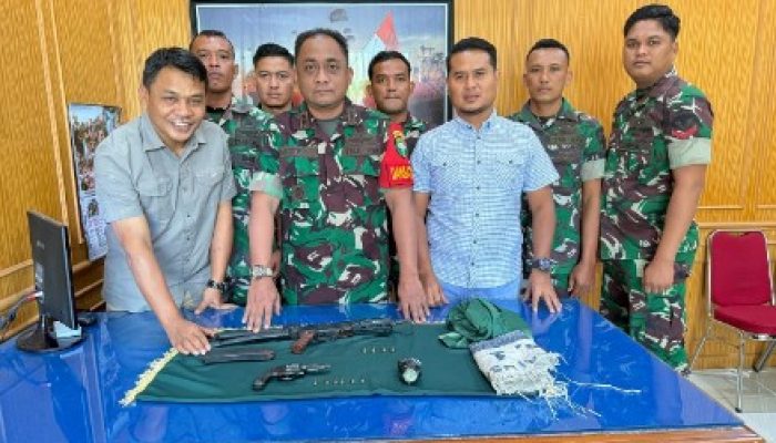 Sukarela, Warga Langsa Serahkan dua pucuk senjata sisa konflik kepada Dandim 0104/Aceh Timur