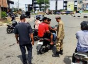 Satpol PP dan WH Aceh Besar Gelar Pengawasan Busana Islami di Sejumlah Titik Lampu Merah