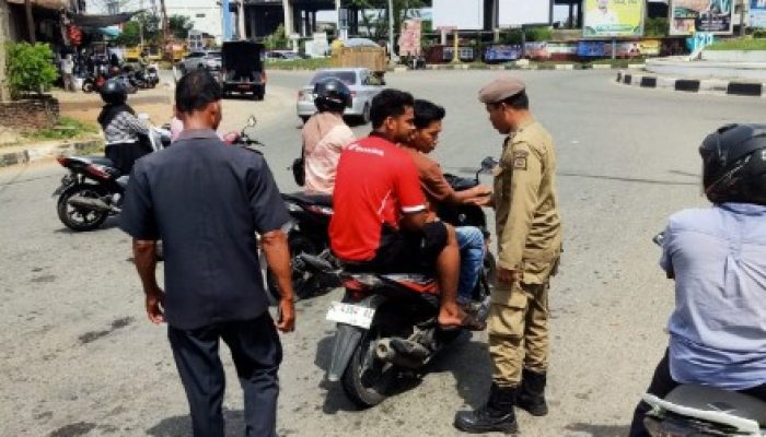 Satpol PP dan WH Aceh Besar Gelar Pengawasan Busana Islami di Sejumlah Titik Lampu Merah