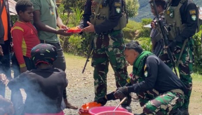 Satgas Pamtas RI-PNG Kewilayahan Yonif 112/DJ Kodam IM berbagi di puncak Jaya