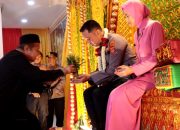 Kombes Pol Joko Heri Purwono Dipeusijuek Saat Tiba di Polresta Banda Aceh