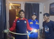 Petugas Damkar Evakuasi Ular Dari Rumah Warga