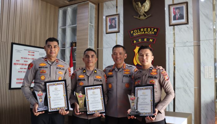 Kapolresta Banda Aceh Berikan Penghargaan Untuk Personel Polisi Teladan