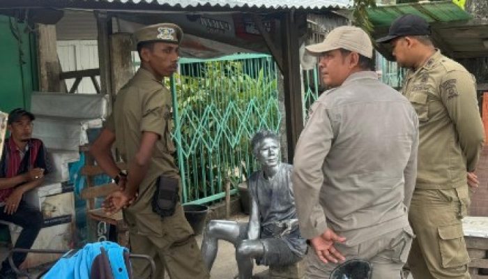 Satpol PP dan WH Amankan Manusia Silver yang Mulai Beroperasi di Aceh Besar