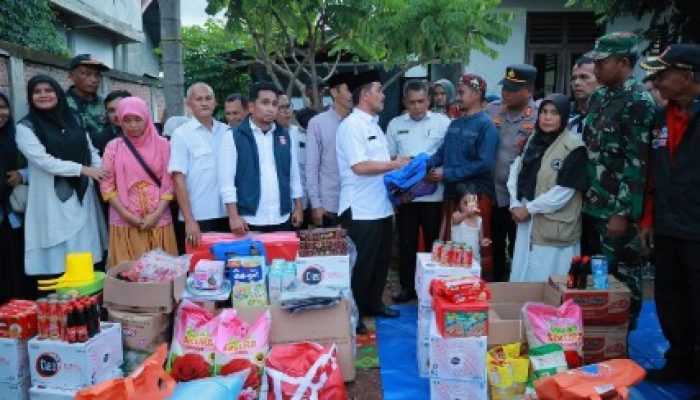 Wakil Bupati Aceh Besar Serahkan Bantuan Masa Panik untuk Korban Kebakaran di KBJ