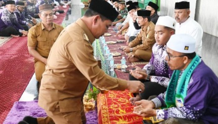 Bupati Syech Muharram Peusijuek 425 Jamaah Calon Haji Aceh Besar