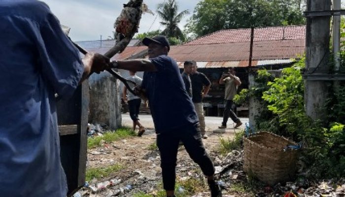 Dukung Program Bupati, DLH Aceh Besar bersama Pegawai Kecamatan dan Petugas Pasar Lambaro Angan Bersihkan Tumpukan Sampah Ilegal