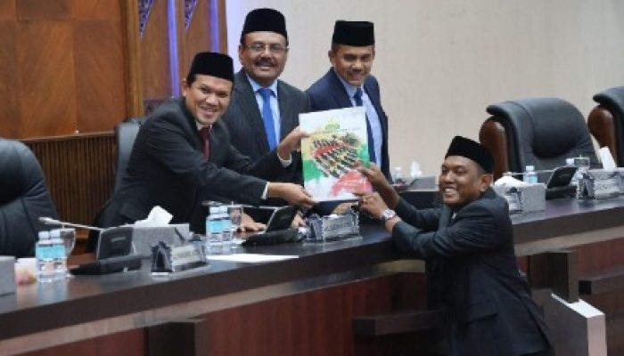 Wagub Hadiri Rapat Penyampaian Rekomendasi DPRA Terkait LKPJ 2024, Siap Tindaklanjuti