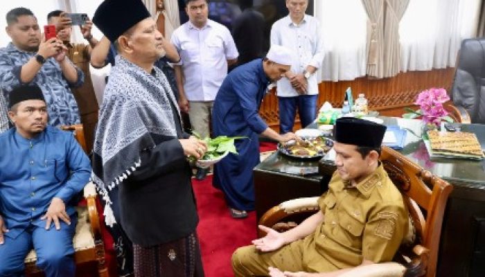 Ulama dan Tokoh Politik Aceh Lepas Keberangkatan Wagub Fadhlullah ke Tanah Suci