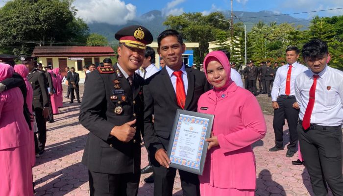 Momen Hari Lahir Pancasila, Kapolres Gayo Lues Beri Penghargaan kepada Istri Personel Berprestasi