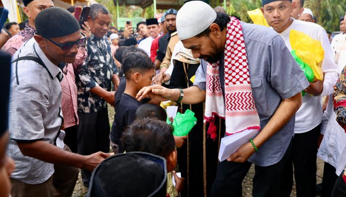 Mualem Santuni 3.000 Anak Yatim di Aceh Barat, Nagan Raya, dan Abdya