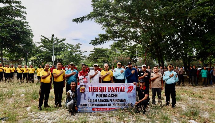 Sambut Hari Bhayangkara, Polda Aceh Gelar Aksi Bersih Pantai di Ulee Lheue