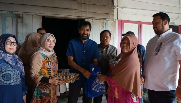 Mualem Tinjau Calon Penerima Rumah Layak Huni di Aceh Singkil