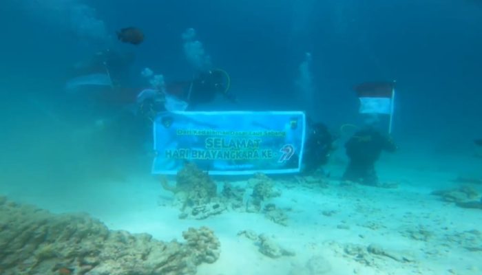 Peringati Hari Bhayangkara ke-79, Ditpolairud Polda Aceh Kibarkan Merah Putih di Dasar Laut Sabang