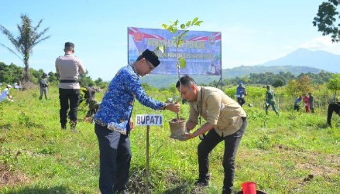 Pemkab Aceh Besar dan TNI Tanam 250 Pohon Produktif Program TMMD Ke-124