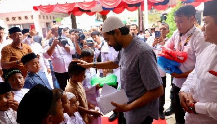 Mualem Santuni 1.000 Anak Yatim di Aceh Barat