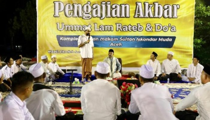 Mualem Hadiri Zikir Akbar di Makam Sultan Iskandar Muda