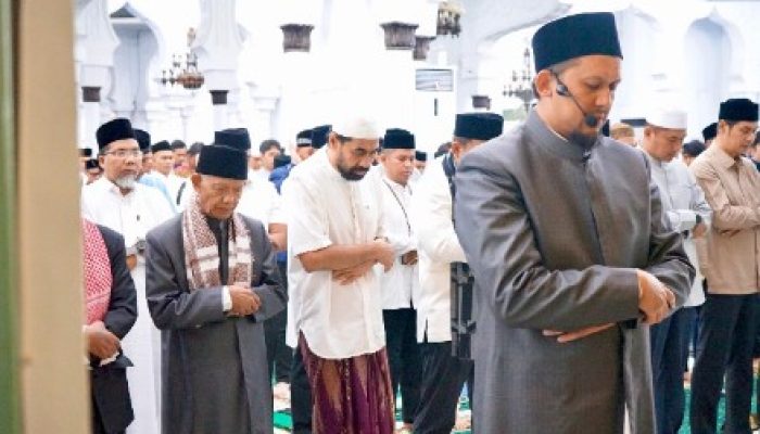 Mualem Salat Iduladha di Masjid Raya Baiturrahman Bersama Istri