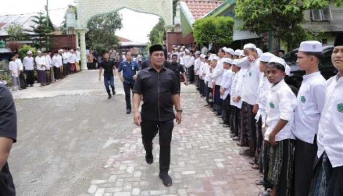 Bupati Aceh Besar Melayat ke Rumah Duka Anggota DPRA, Tgk Rasyidin Ahmad (Waled NURA)