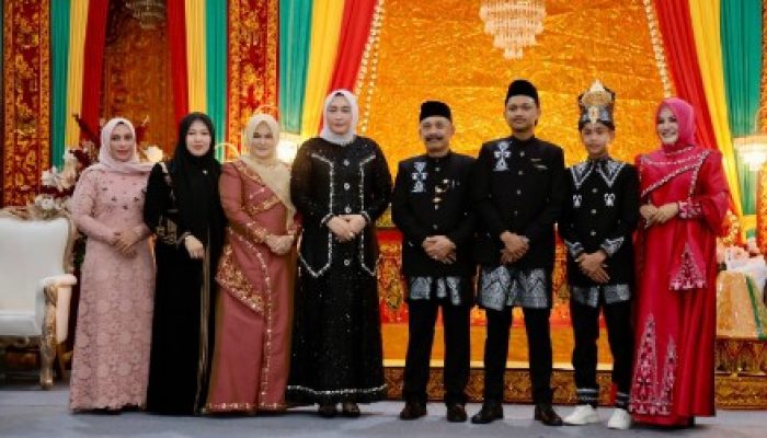Ketua TP PKK Aceh Hadiri Kenduri Peusijuek Putra Bupati Pidie