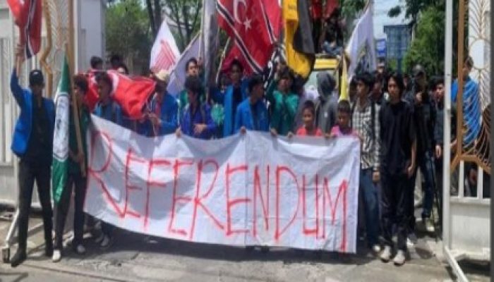 BREAKING NEWS – Ratusan Massa Geruduk Kantor Gubernur Aceh, Kibarkan Bendera Bintang Bulan dan Gaungkan Referendum